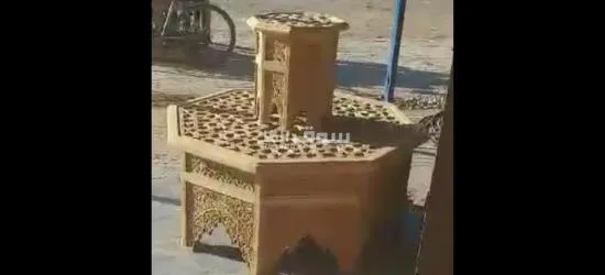 طاولة مع طاولات صغيرة